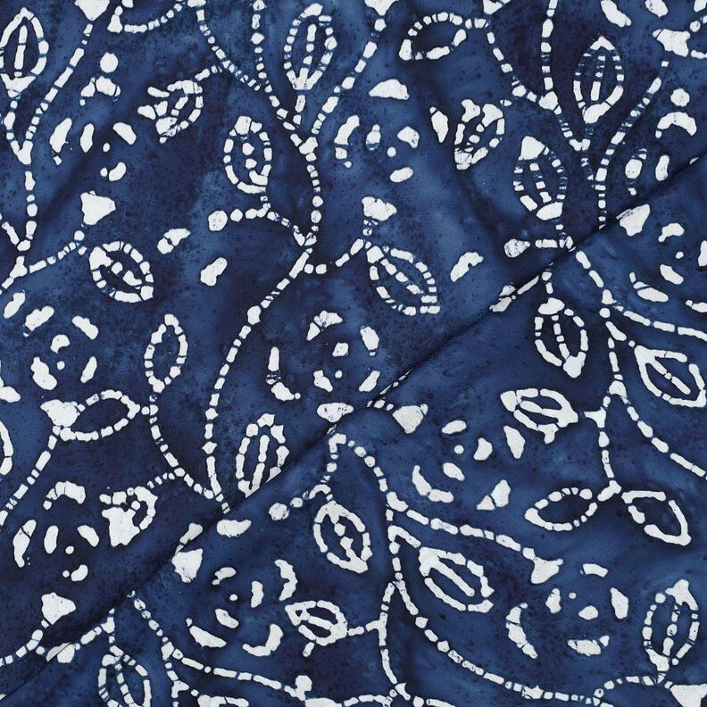 Voile di viscosa batik con rami fogliati – indaco/bianco,  image number 4