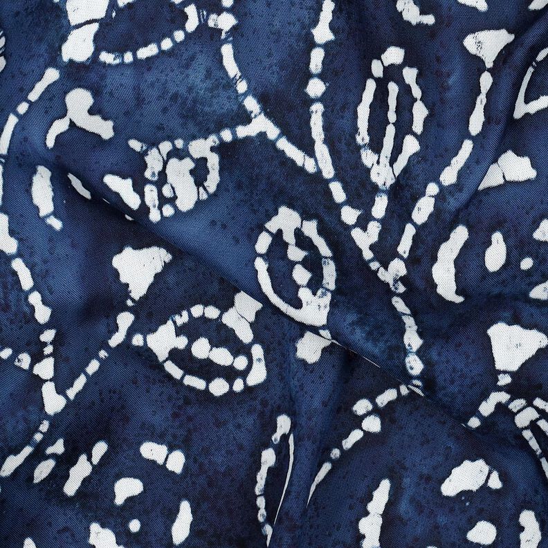 Voile di viscosa batik con rami fogliati – indaco/bianco,  image number 2