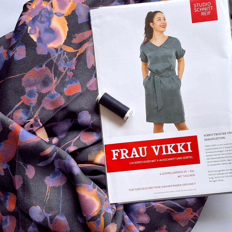 FRAU VIKKI - abito ampio con scollo a V e cintura, Studio Schnittreif  | XS -  XXL,  image number 8