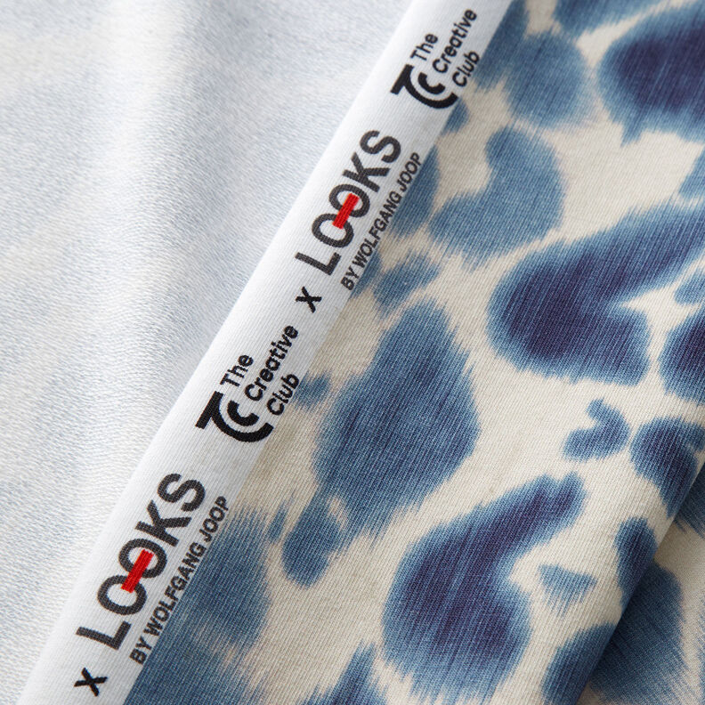 GOTS French terry Batik con motivo leopardato | TCC x LOOKS by Wolfgang Joop – blu brillante/crema,  image number 4